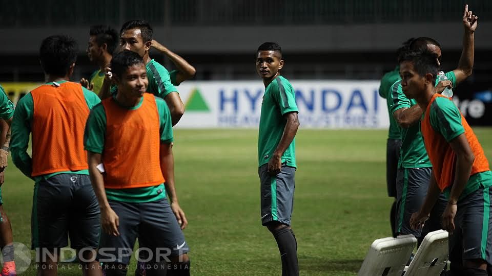 Sejumlah pemain muda disiapkan Riedl untuk redam kecepatan Vietnam. Copyright: &copy; Herry Ibrahim/INDOSPORT